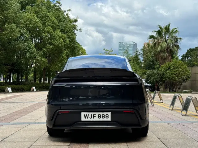 Tesla Model Y L — Фото автомобиля 6