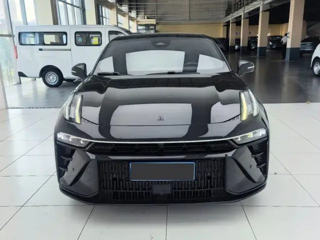 Lynk & Co 03 — Фото автомобиля 2