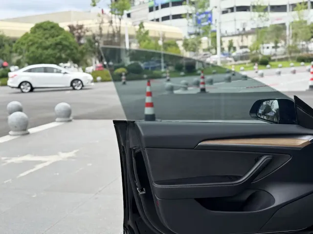 Tesla Model 3 — Фото автомобиля 19
