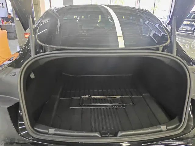 Tesla Model 3 — Фото автомобиля 10