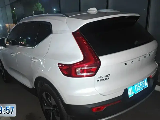 Volvo XC40 — Фото автомобиля 3