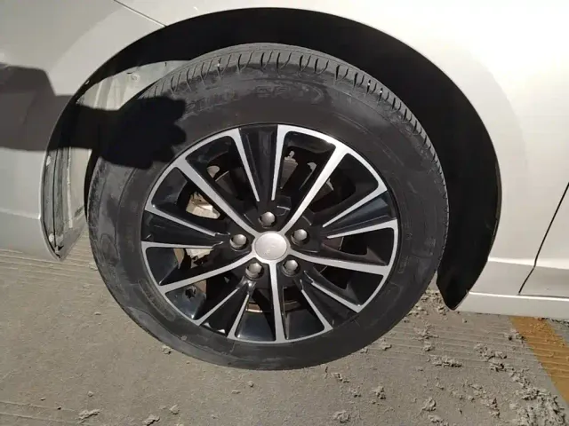 Roewe i5 — Фото автомобиля 22