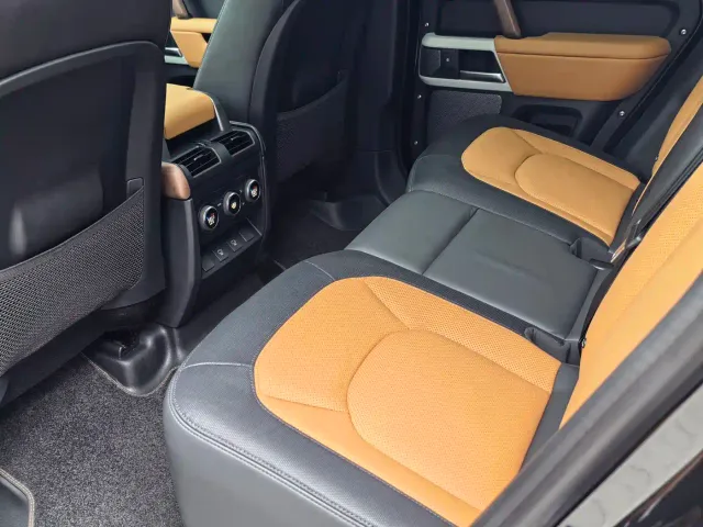 Land Rover Defender — Фото автомобиля 13
