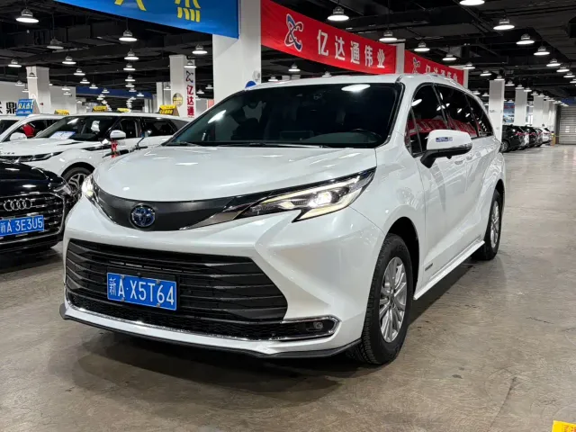 Toyota Sienna — Фото автомобиля 2