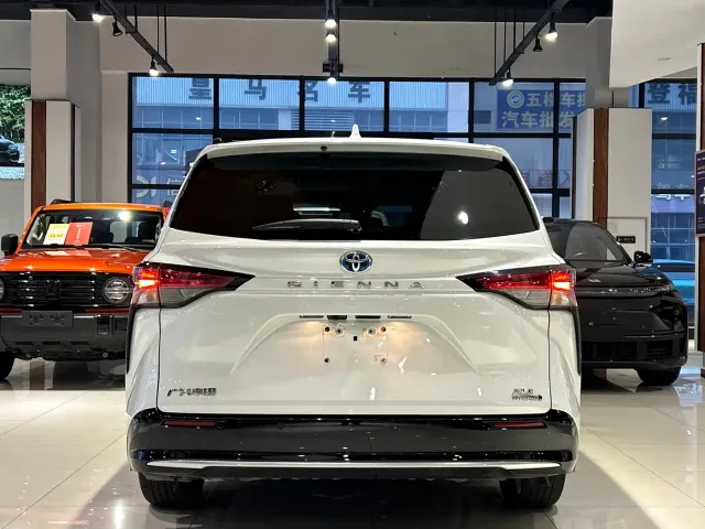 Toyota Sienna — Фото автомобиля 24