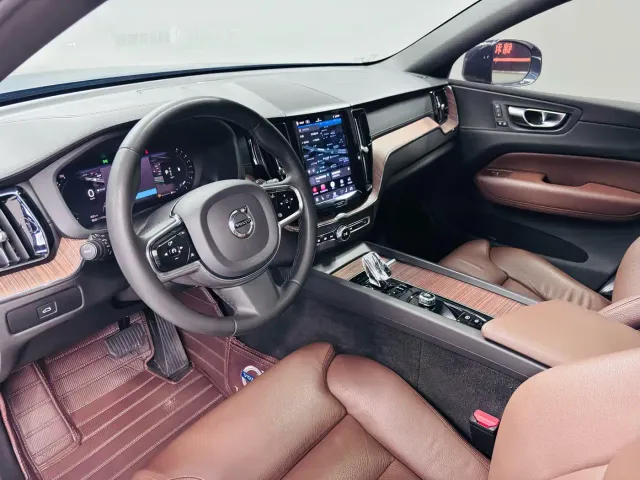 Volvo XC60 — Фото автомобиля 9