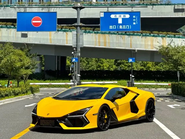 Lamborghini Revuelto — Фото автомобиля 3