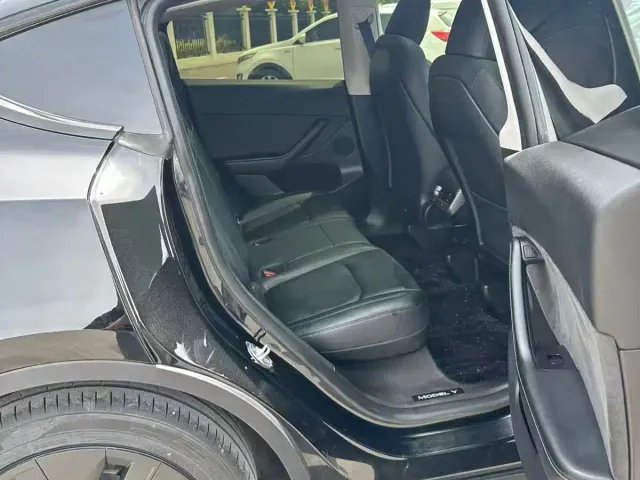 Tesla Model Y — Фото автомобиля 6