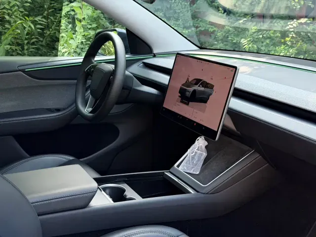 Tesla Model Y — Фото автомобиля 4