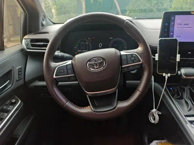 Toyota Sienna — Фото автомобиля 15