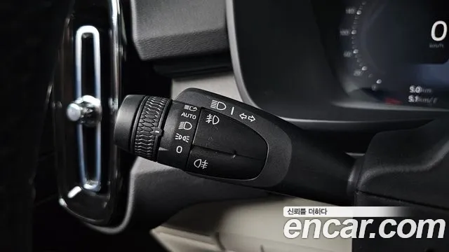 Volvo XC40 — Фото автомобиля 28
