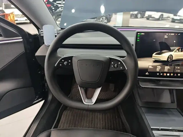 Tesla Model 3 — Фото автомобиля 10