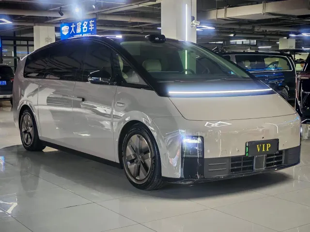 Li Auto MEGA — Фото автомобиля 3