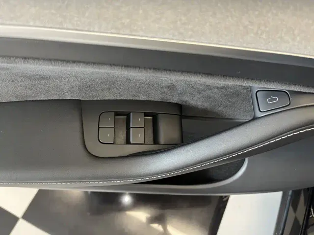 Tesla Model Y — Фото автомобиля 22