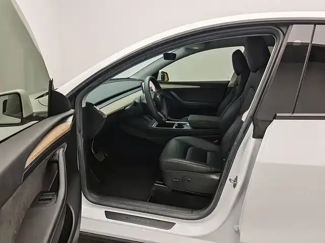 Tesla Model Y — Фото автомобиля 12