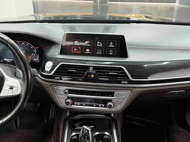 BMW 7 Series — Фото автомобиля 10