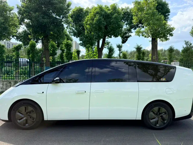 Li Auto MEGA — Фото автомобиля 8