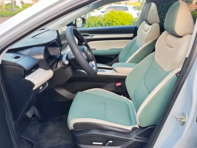 Geely Emgrand L — Фото автомобиля 13