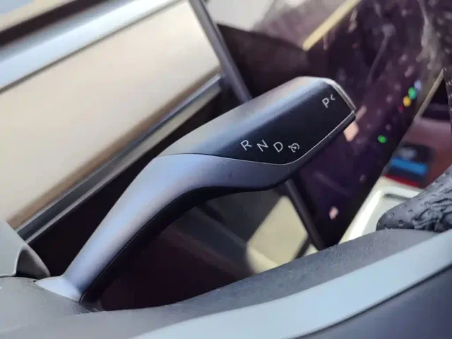 Tesla Model 3 — Фото автомобиля 13