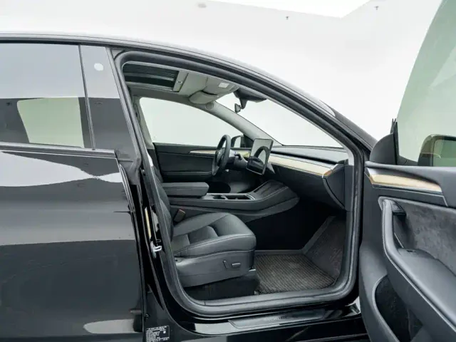 Tesla Model Y — Фото автомобиля 16