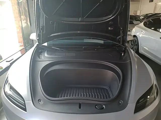 Tesla Model 3 — Фото автомобиля 19