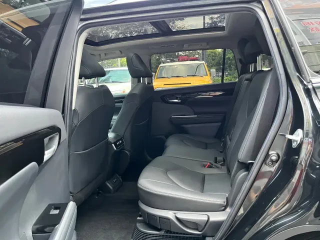 Toyota Highlander — Фото автомобиля 10