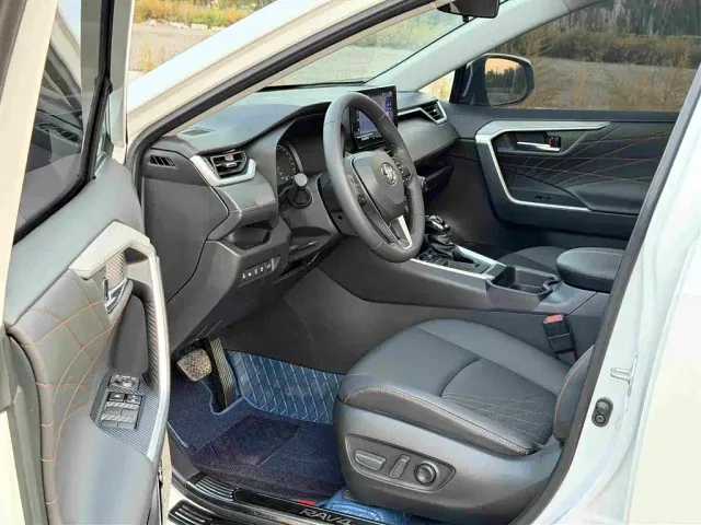 Toyota RAV4 — Фото автомобиля 7