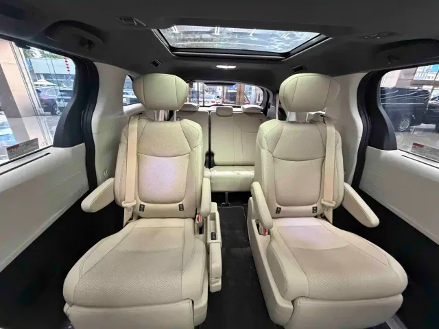 Toyota Sienna — Фото автомобиля 20