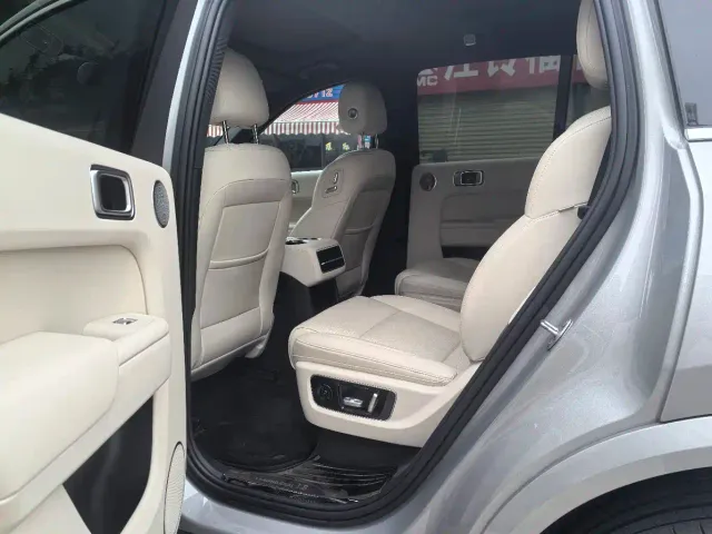 Li Auto L8 — Фото автомобиля 11