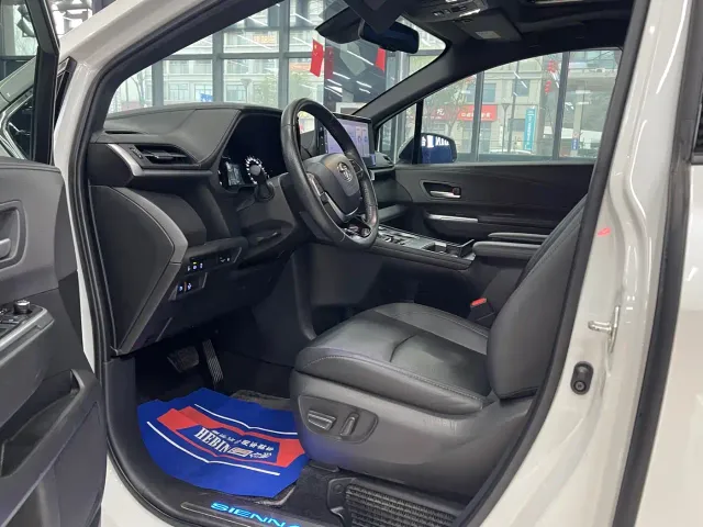Toyota Sienna — Фото автомобиля 3