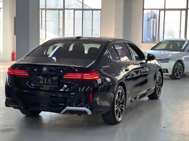BMW 5 Series — Фото автомобиля 9