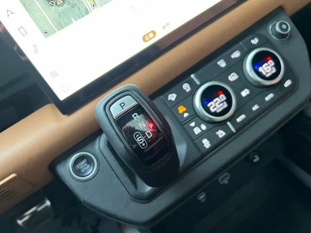 Land Rover Defender — Фото автомобиля 8