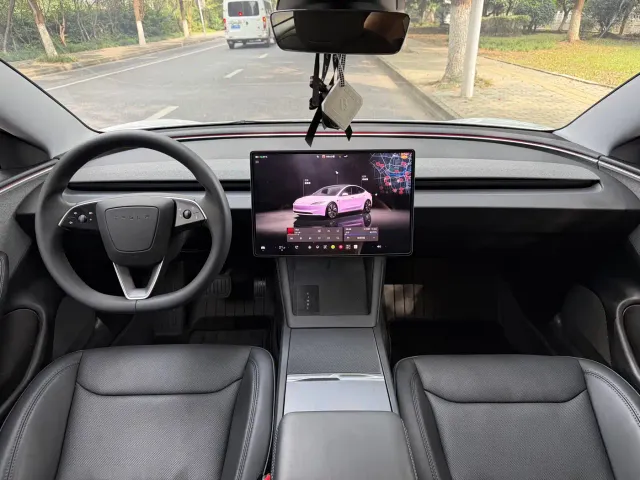 Tesla Model 3 — Фото автомобиля 11