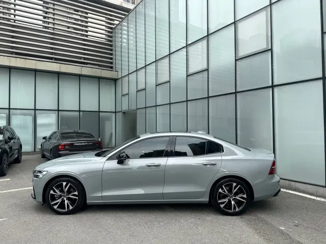 Volvo S60 — Фото автомобиля 5