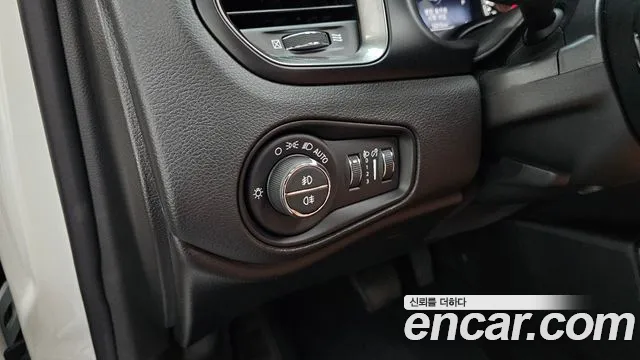 Jeep Renegade — Фото автомобиля 15