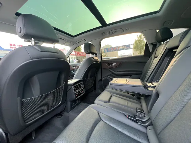 Audi Q7 — Фото автомобиля 12