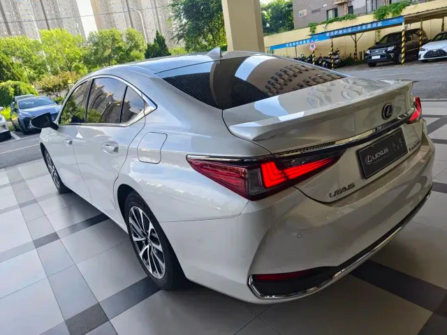 Lexus ES — Фото автомобиля 4