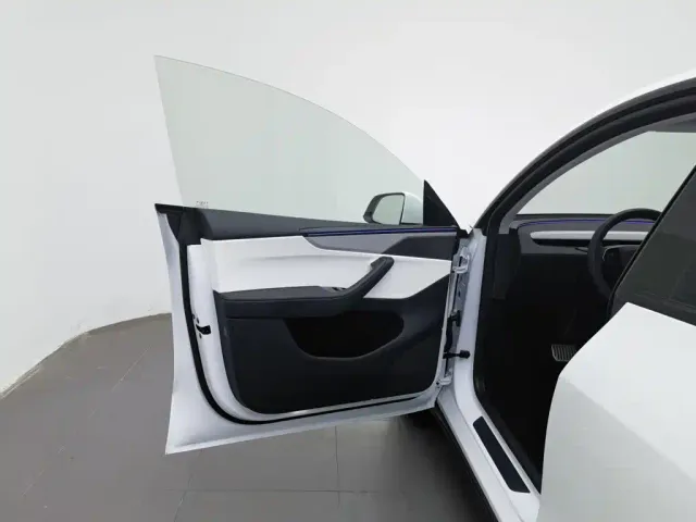 Tesla Model Y — Фото автомобиля 8