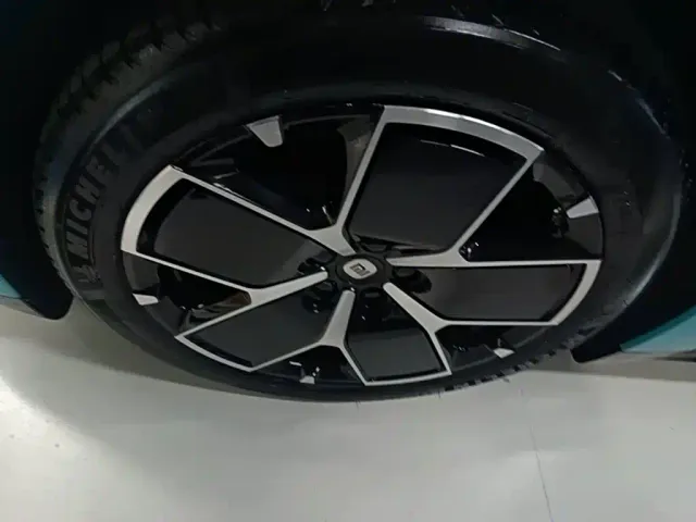 Xiaomi SU7 — Фото автомобиля 22