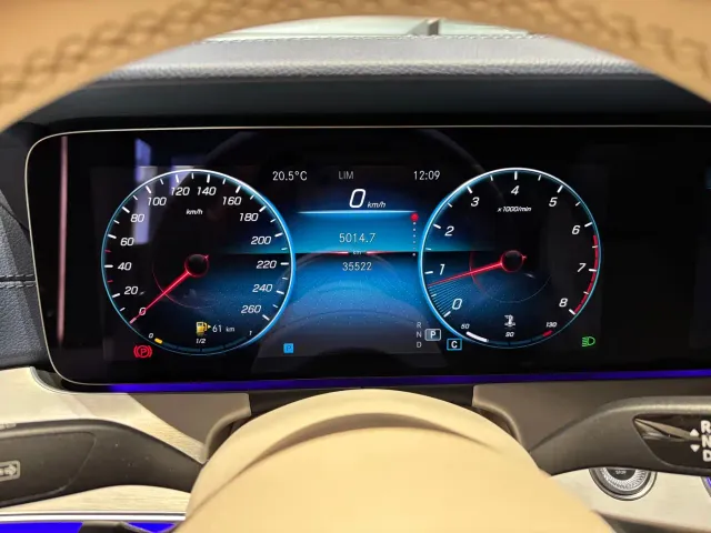 Mercedes-Benz E-Class — Фото автомобиля 8