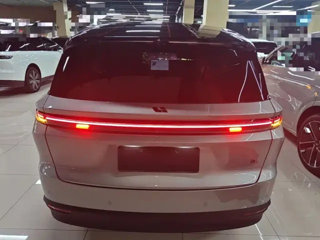 Li Auto i8 — Фото автомобиля 5