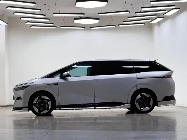 Xpeng X9 — Фото автомобиля 4