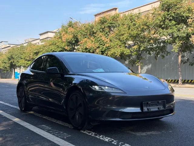 Tesla Model 3 — Фото автомобиля 3