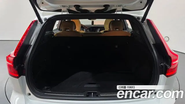 Volvo V60 Cross Country 2nd Gen — Фото автомобиля 25