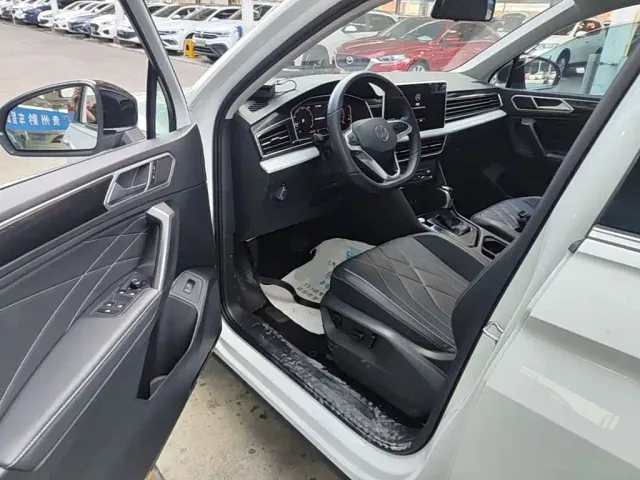 Volkswagen Tiguan L — Фото автомобиля 15