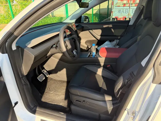Tesla Model Y — Фото автомобиля 3