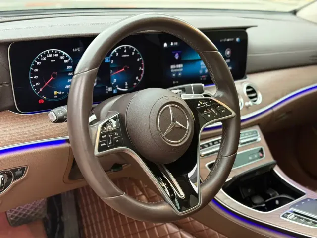 Mercedes-Benz E-Class — Фото автомобиля 12