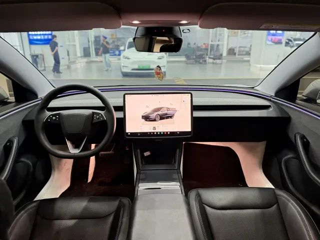 Tesla Model 3 — Фото автомобиля 11