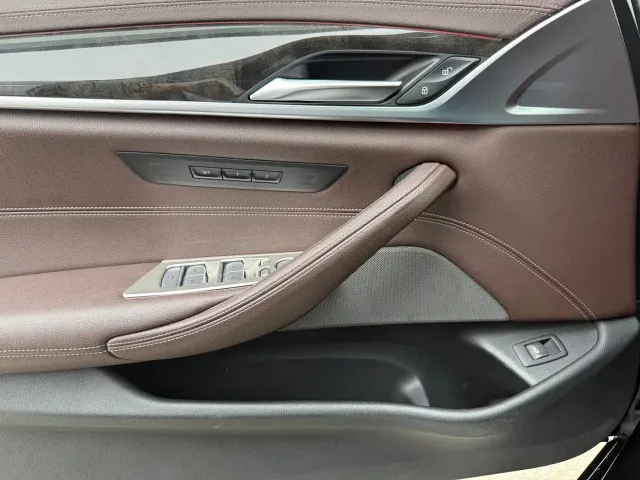 BMW 5 Series — Фото автомобиля 12