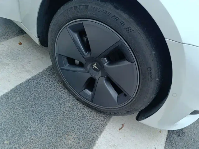 Tesla Model 3 — Фото автомобиля 8